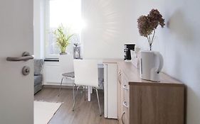 Preiswertes modernes Gästezimmer mit komfortablem Bad